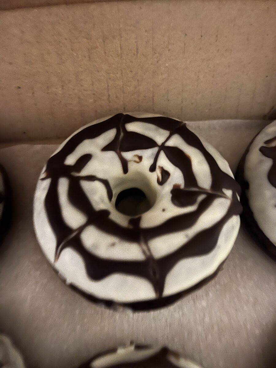 Dona de chocolate blanco con tela de araña