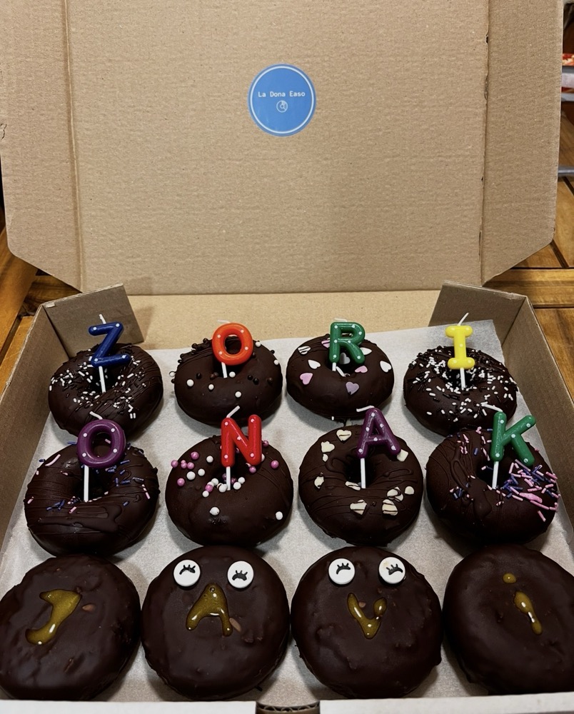Caja de donas personalizada para cumpleaños con velas 'Zorionak'