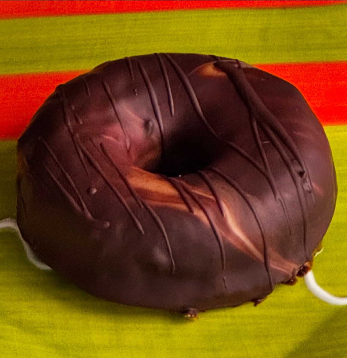 Dona de chocolate negro con hilos de chocolate