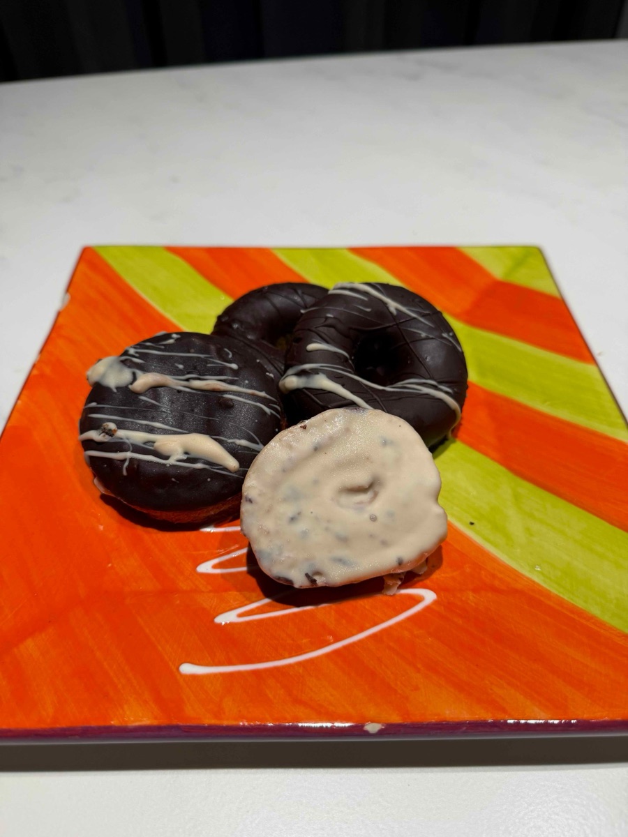 Donas de chocolate negro y blanco en un plato