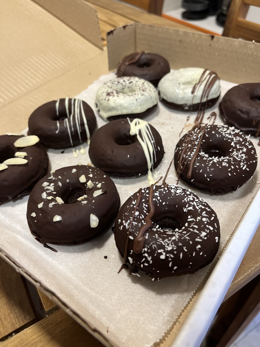 Caja de donas variadas con coco, chocolate blanco y almendra